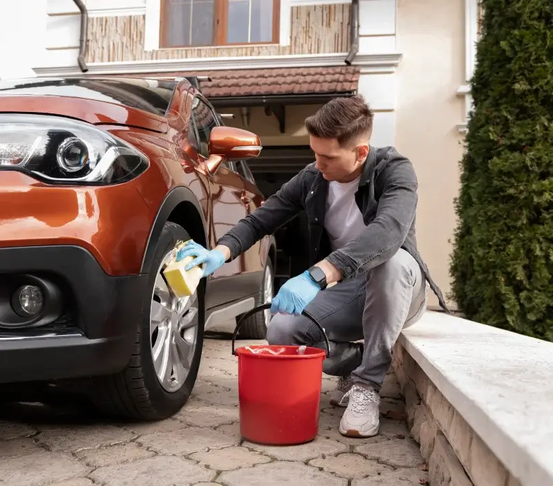 Lavage auto à domicile Villermain : professionnel intervenant sur un véhicule